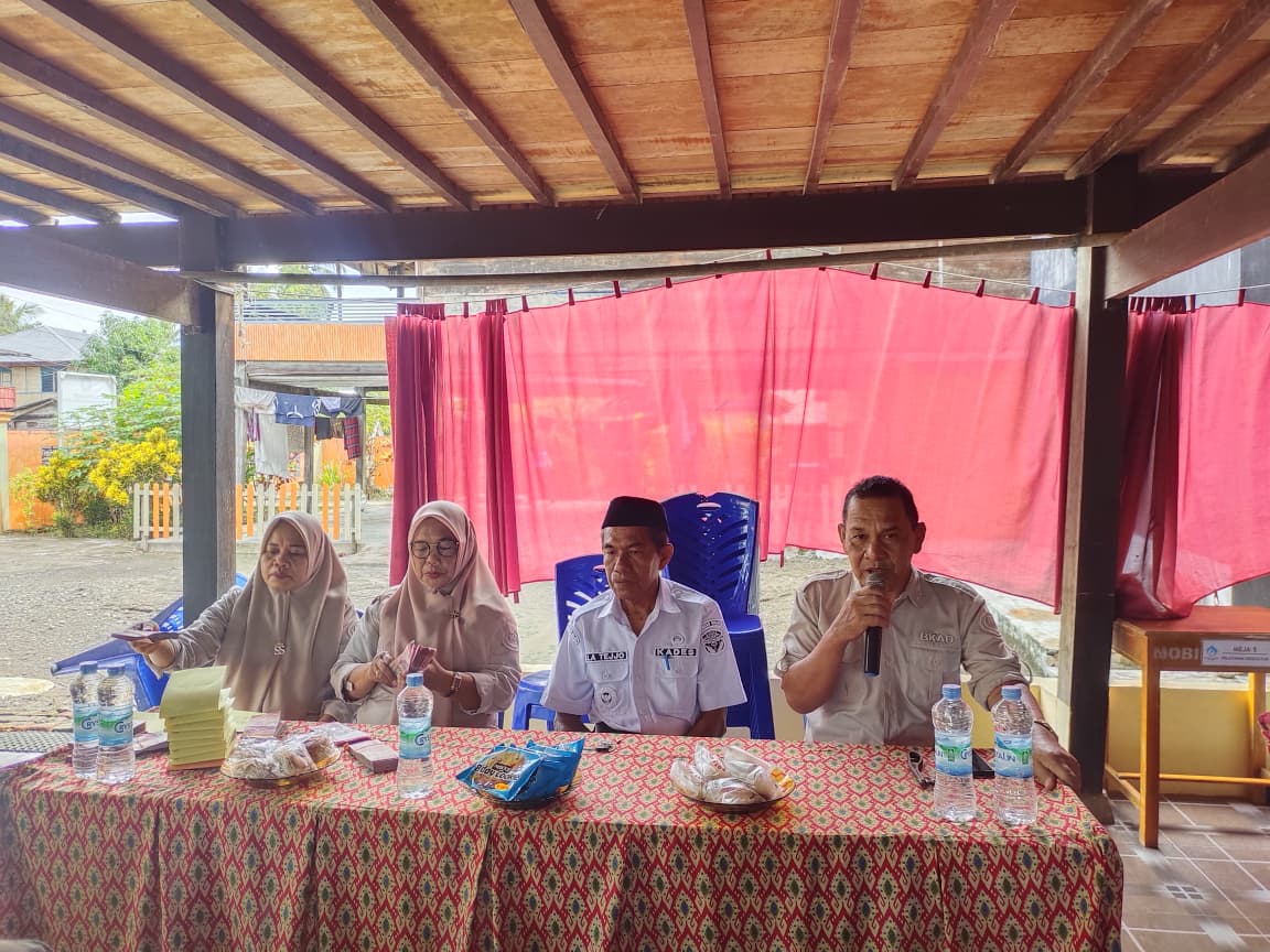 Pemdes Mario Salurkan Dana Bergulir dari BUMDesma Tanasitolo kepada Dua Kelompok SPP Penenun