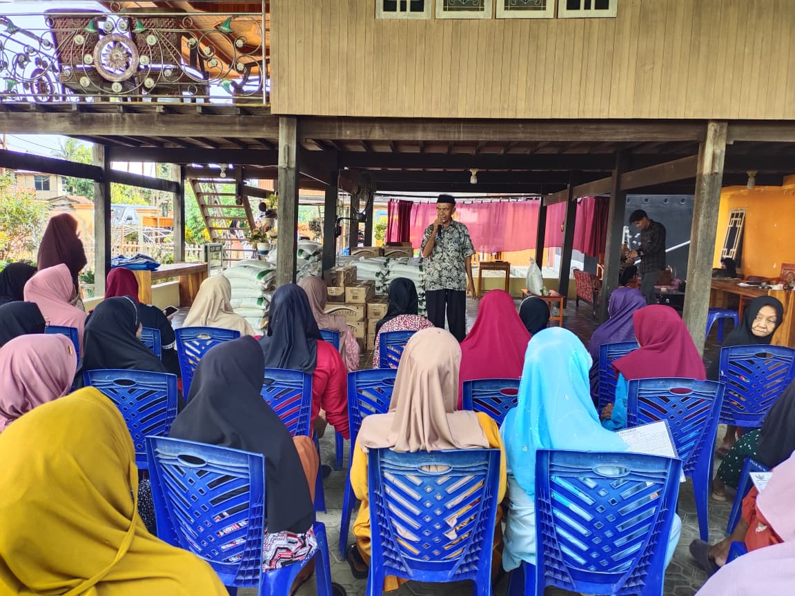 Penyaluran Bantuan Pangan Beras dan Minyak Goreng di Desa Mario